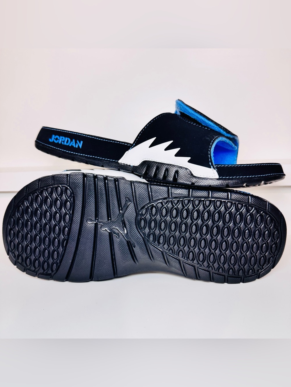 Jordan Hydro 5 Retro Slides Black University Blue Size 9 Brand New - Picture 2 of 13
